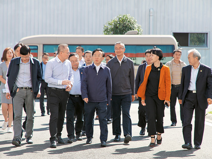  2018年成都市委常委、常務(wù)副市長(zhǎng)謝瑞武帶隊(duì)蒞臨新筑股份，實(shí)地調(diào)研內(nèi)嵌式中低速磁浮系統(tǒng)